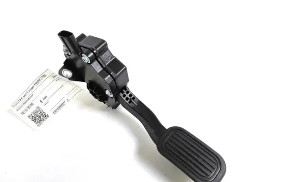 Accelerator throttle pedal