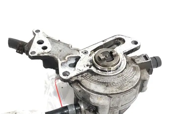 Volkswagen Polo IV 9N3 Vacuum pump 038145203N