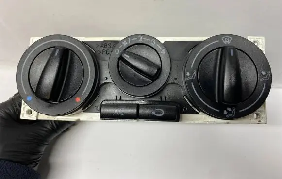 Volkswagen PASSAT B5 Climate control unit 1J0820045