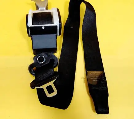 BMW 3 E36 Front seatbelt 8208444