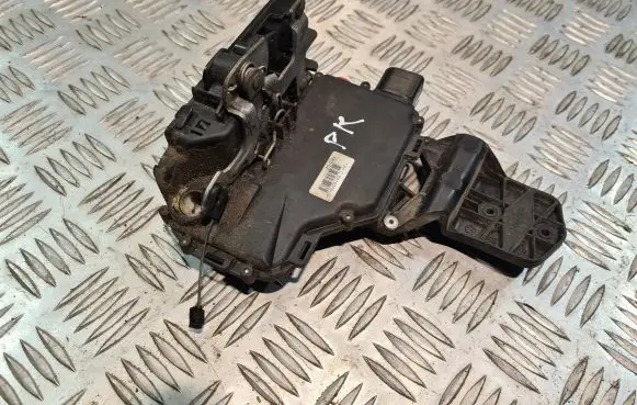 Volkswagen PASSAT B5 Coupe door lock (next to the handle) 