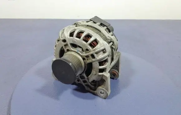 Renault Captur Generator/alternator 231008593R