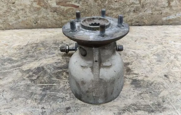 Jaguar XJS Rear wheel hub spindle/knuckle CBC1740C
