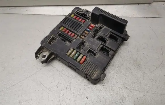 Renault Megane II Fuse module 8200306033 S118399300G