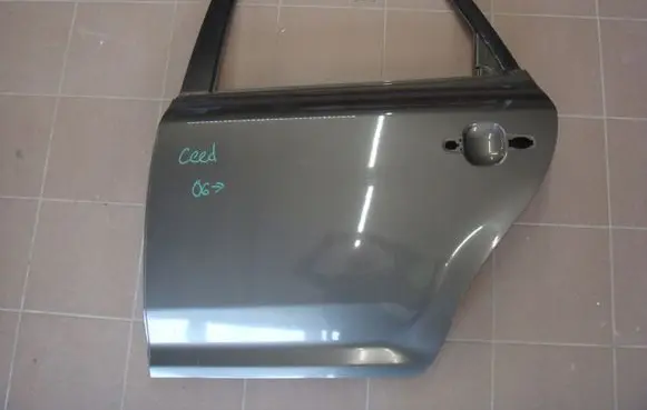 KIA Ceed Rear door