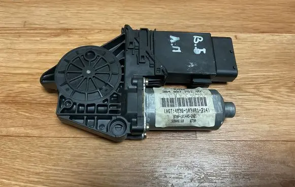 Volkswagen PASSAT B5 Front door window regulator motor 3B4837751GD 4836103481