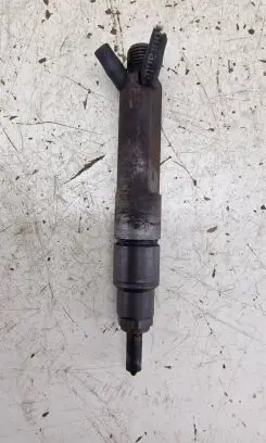 Volkswagen PASSAT B5 Fuel injector 028130201T
