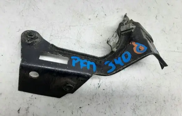 Volkswagen PASSAT B5.5 Fender mounting bracket 3B0821238