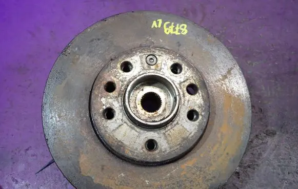 Opel Zafira A Front wheel hub spindle knuckle