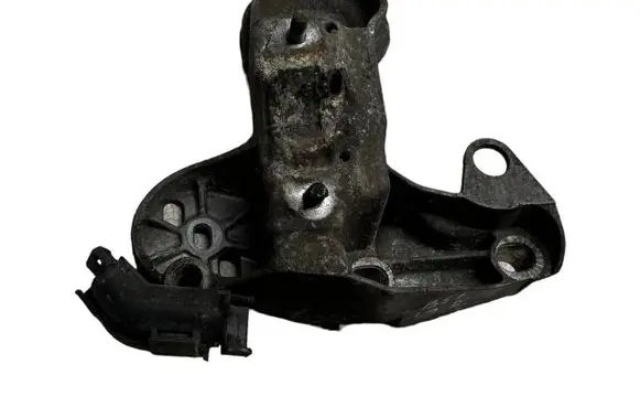 Volkswagen PASSAT B5.5 Engine mounting bracket 8E0199352F