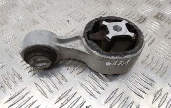 Nissan X-Trail T32 Engine mount bracket