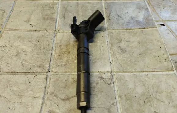 Mercedes-Benz S W221 Fuel injector A6420701387 070728