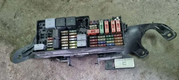 Mercedes-Benz ML W164 Fuse module A1645403072 5072426 YQP29291