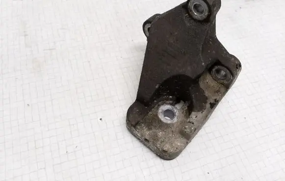 Volvo S60 Engine mounting bracket
