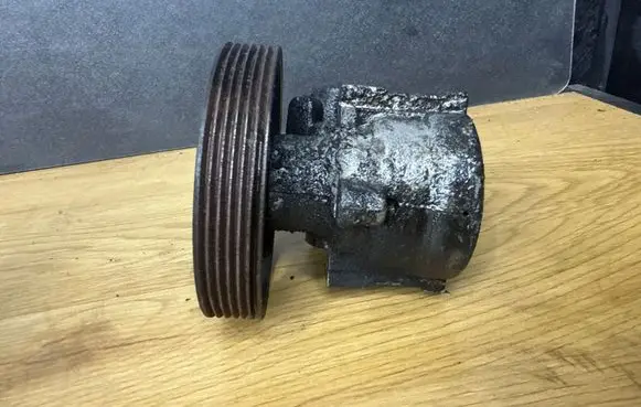 Opel Vivaro Power steering pump 26081335