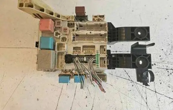 Toyota Urban Cruiser (XP110) Fuse box set 8273052F20 9J140492 908185234