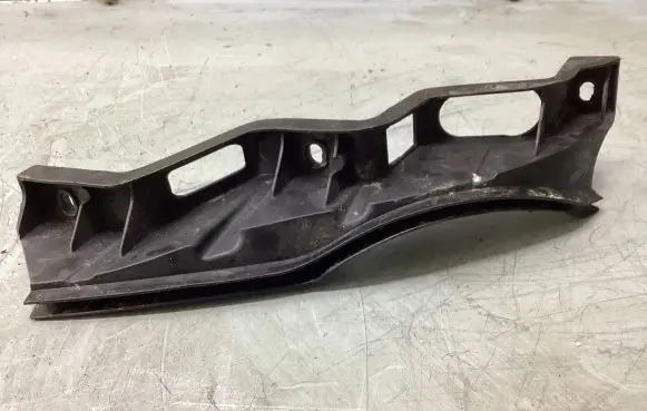 Volkswagen PASSAT B6 Front bumper mounting bracket