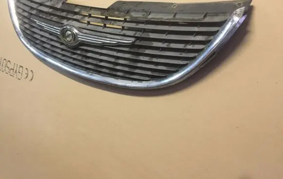 Chrysler Voyager Front bumper upper radiator grill