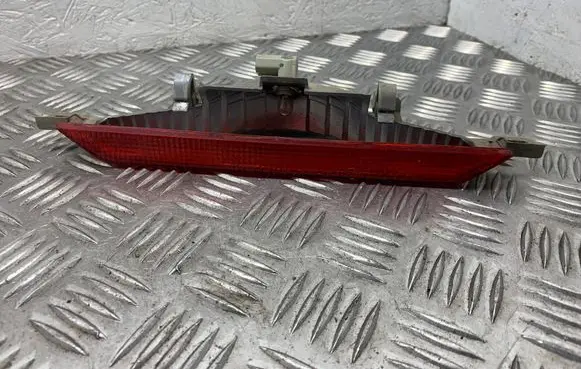Toyota Avensis Verso Third/center stoplight e43020001