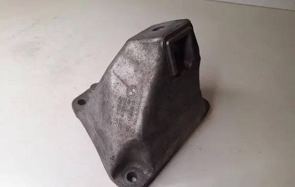 Engine mounting bracket