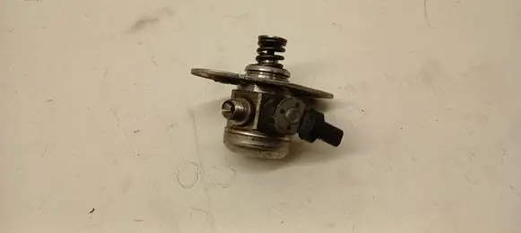 BMW 5 G30 G31 G38 Fuel injection high pressure pump 8643464 0261520415 13518643464