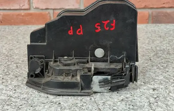 BMW X3 F25 Front door lock 7318424