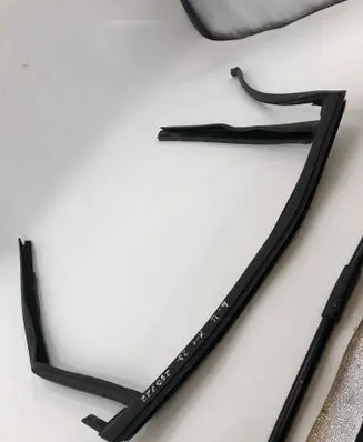 BMW X1 U11 Rubber seal rear door window/glass 20677910