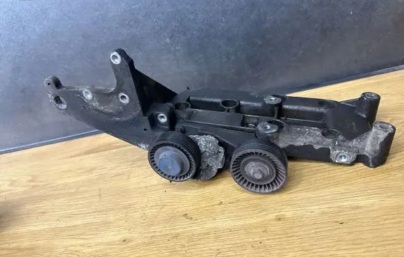 Volvo XC90 Generator/alternator bracket 30757068