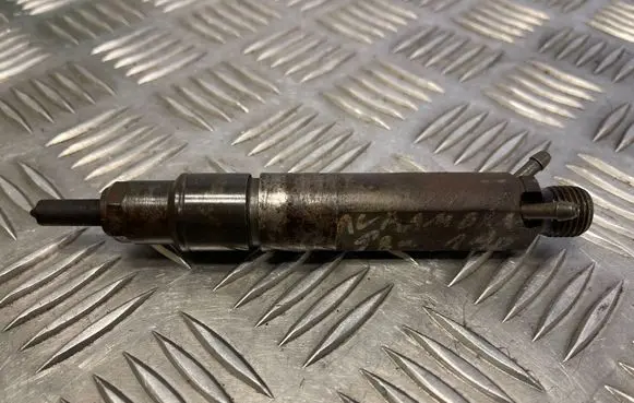 Volkswagen Golf IV Fuel injector 028130201G