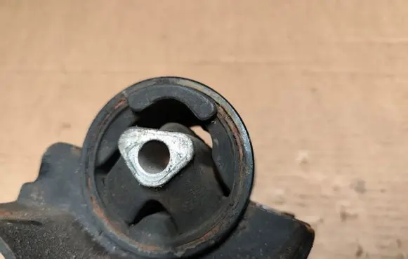 Jeep Cherokee III KJ Engine mount bracket