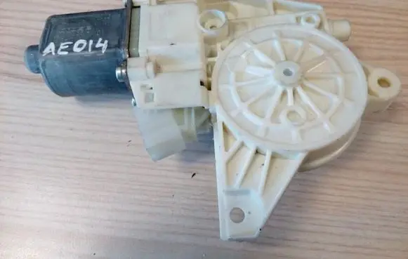 Mercedes-Benz A W176 Front door window regulator motor A2469065200 AE014