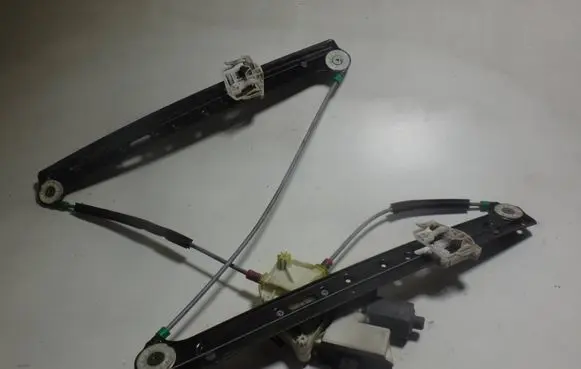 BMW X3 E83 Front door window regulator motor 6925963