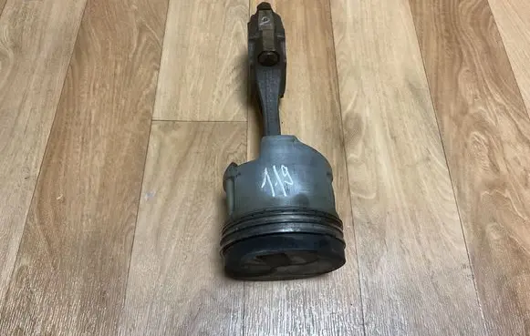 Mitsubishi Pajero Piston with connecting rod ME200689