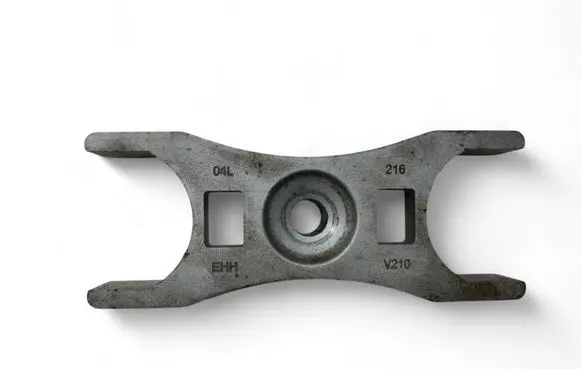Volkswagen PASSAT B8 Fuel Injector clamp holder 04L216