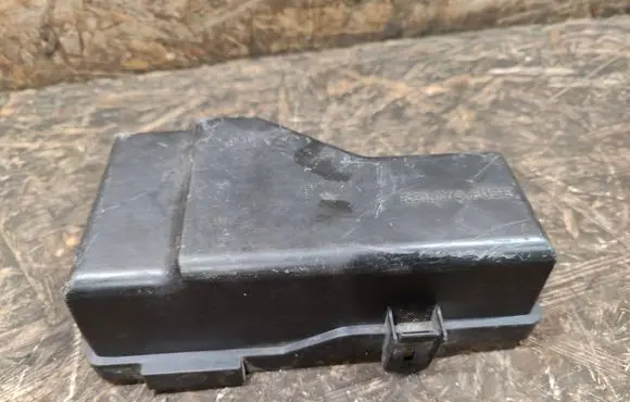 Toyota RAV 4 (XA20) Fuse box cover 8267242070
