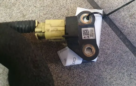 Renault Koleos I Airbag deployment crash/impact sensor NCJY008 1171046