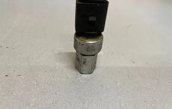Volkswagen PASSAT B7 Air conditioning (A/C) pressure sensor 1K0959126A