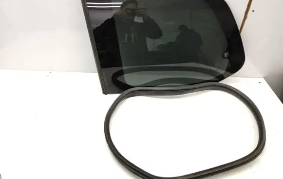 KIA Carnival Rear side window 43R000386