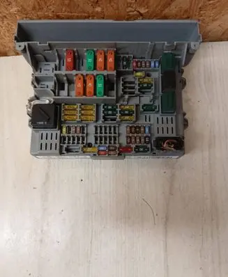 BMW 1 E82 E88 Fuse module 6906621