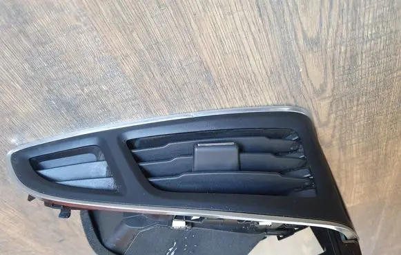 Ford Focus Dash center air vent grill BM51018B08