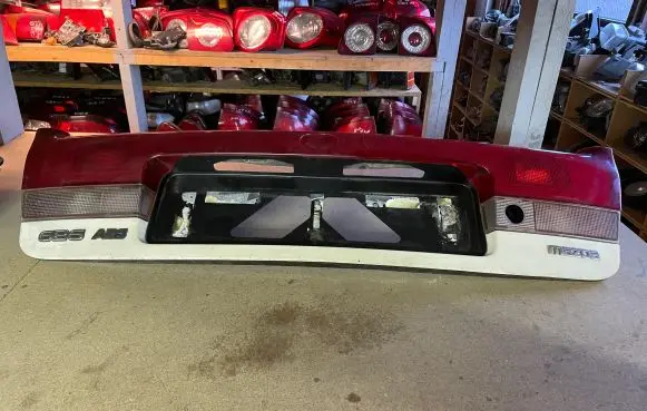 Mazda 626 Trunk door license plate light bar 0431394