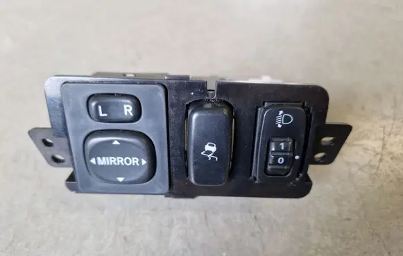 Mitsubishi L200 Wing mirror switch