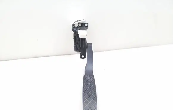 Volkswagen Touareg I Accelerator throttle pedal 7L0723507D