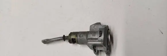 KIA Carens III Front door lock (next to the handle) 