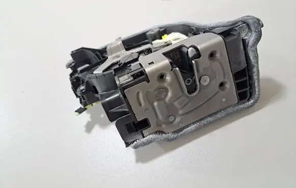 BMW X5 G05 Front door lock 9464890