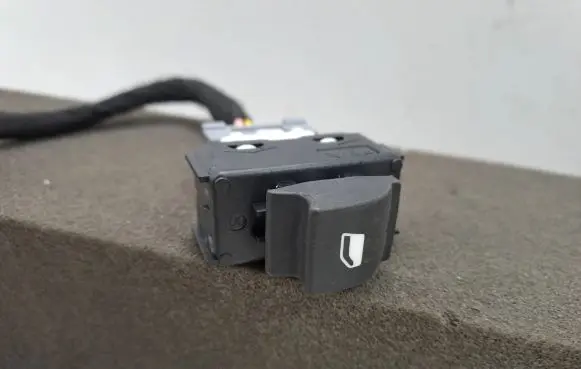 Peugeot 208 Electric window control switch 96751118ZD
