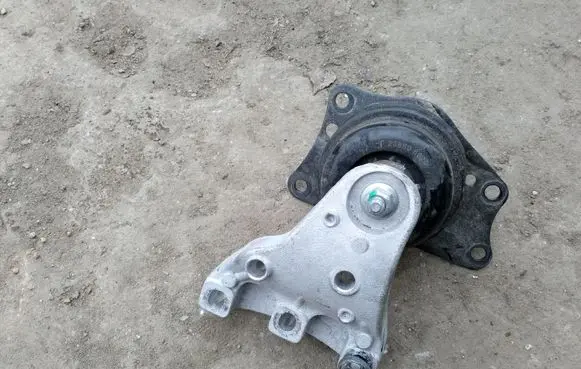 Volkswagen Polo Engine mount bracket