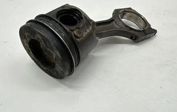 BMW 5 G30 G31 Piston with connecting rod