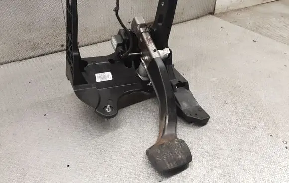 Chevrolet Volt I Brake pedal 22850094