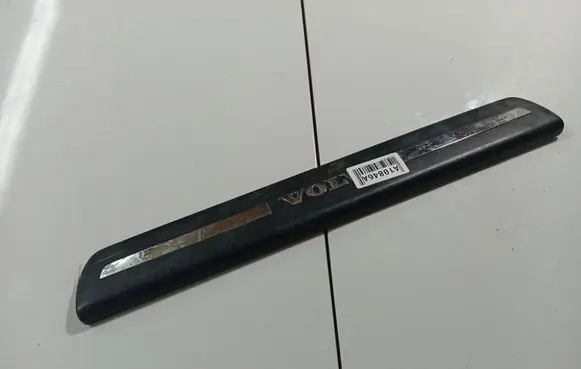Front sill trim cover